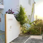 Beachfront 2-bed Luxury - Agios Gordios Corfu Greece アパート *