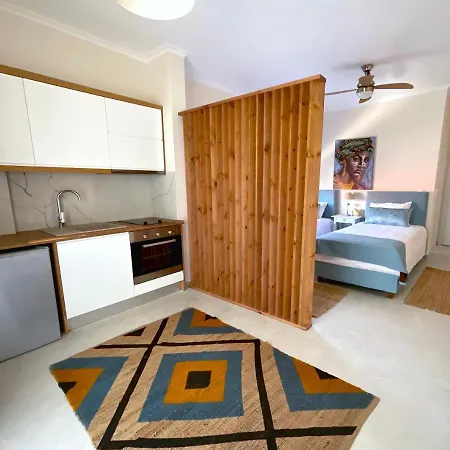 Beachfront 2-bed Luxury - Agios Gordios Corfu Greece アパート